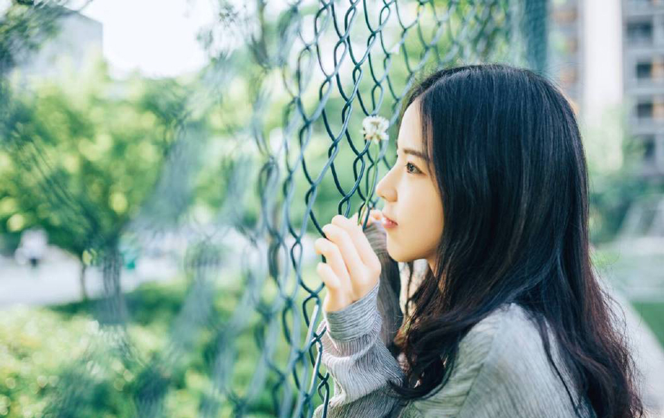 我们都曾付出真心，以不同的方式。我们只是当时理解不了彼此，谁也不欠谁，爱情无需缅怀。你是那些年月里最烈的酒，我是真的认真醉过。